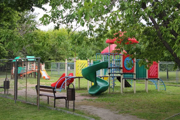 Moderno Parque Infantil Aire Libre Plástico Ruso Fondo Árboles Verdes —  Fotos de Stock