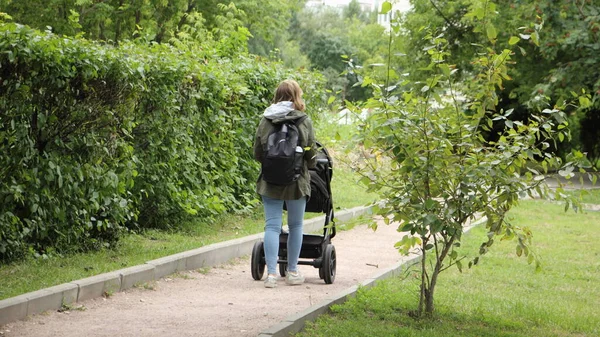 Joven Madre Europea Camina Con Cochecito Bebé Callejón Del Parque —  Fotos de Stock