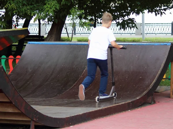 Bílý Jezdec Chlapec Triku Kickroller Koni Kopci Rampě Skatepark Evropské — Stock fotografie
