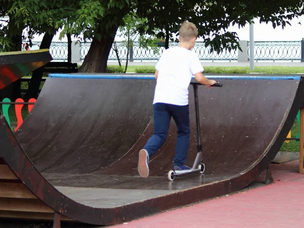 Witte Ruiter Jongen Truc Kickroller Rijden Tot Heuvel Skatepark Helling — Stockfoto