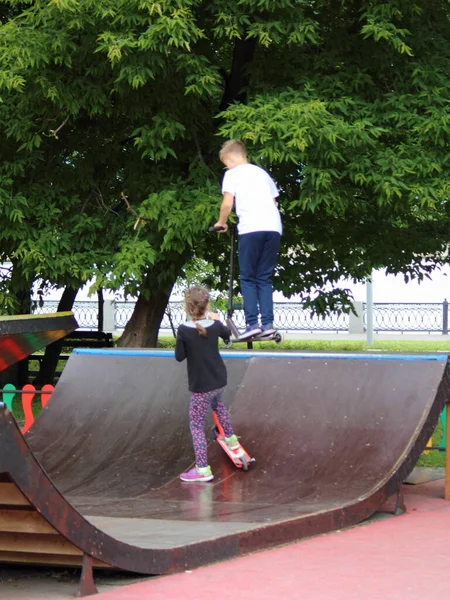 Lovas Fiú Lány Trükkös Kickscooters Ugrás Városi Gördeszka Park Rámpa — Stock Fotó