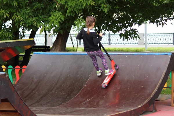 Pequena Menina Caucasiana Truque Passeio Kickscooter Rampa Parque Skate Urbano — Fotografia de Stock