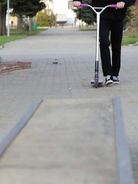 Tekerlekli Bisiklete Binen Adam Rampa Kapanışından Önce Geziyor Aşırı Gençler — Stok fotoğraf