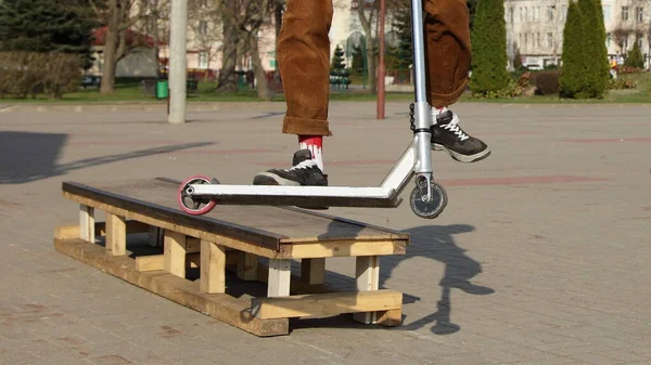 Rider Guy Trick Kick Roller Drops Rampdeck Close European City — Stockfoto