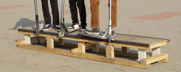 Tre Pojkar Med Trick Kickrollers Stunt Ramp Däck Närbild Extrema — Stockfoto