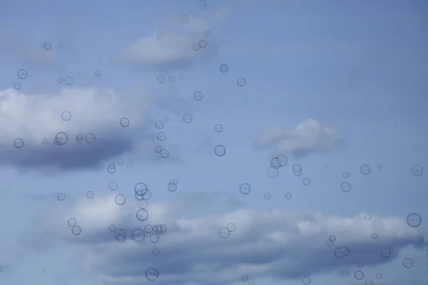 Muitas Bolhas Sabão Contra Céu Azul Com Nuvens Brancas Textura — Fotografia de Stock