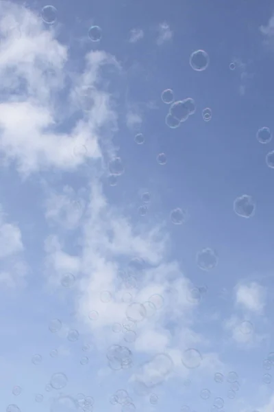 Pequeñas Burbujas Jabón Contra Cielo Azul Con Nubes Blancas Textura — Foto de Stock