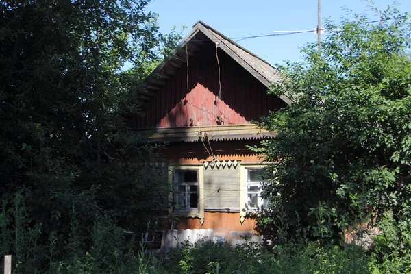 Ένα Παλιό Ρωσικό Εγκαταλελειμμένο Ρουστίκ Ξύλινο Σπίτι Ένα Κατάφυτο Κήπο — Φωτογραφία Αρχείου