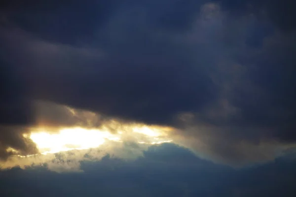 Schöne Dramatische Stürmische Abendhimmel Mit Sonne Und Dunklen Wolken Atmosphäre — Stockfoto