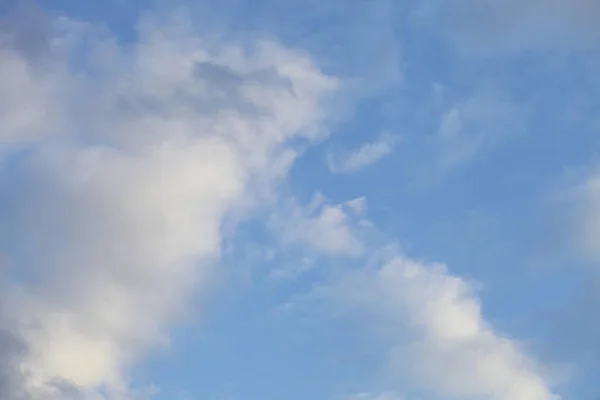 Krásná Modrá Obloha Nadýchanými Mraky Vzduchu Krajina — Stock fotografie