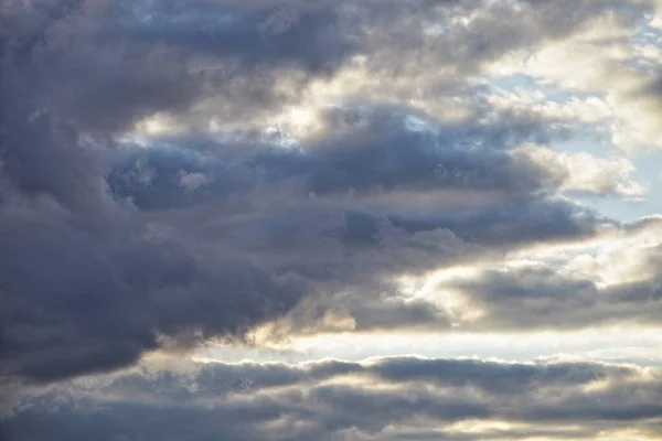 Schöne Graublaue Dramatische Stürmische Abendwolken Sonnenuntergang Himmelspanorama — Stockfoto