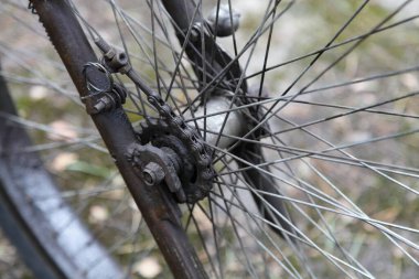 Özel yapım siyah bisiklet ön tekerlek sert süspansiyonu zincirli trampet frenleri kapalı açık hava görüntüsü