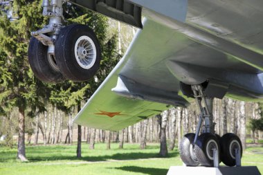Sovyet turbo jet askeri uçaklarının tekerleklerine sahip iniş takımları. Yakın görüş alanı, Rus uzun menzilli havacılık için bir anıt. Kanatlarında kırmızı yıldız var.