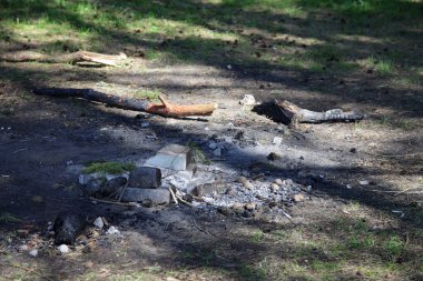 Terk edilmiş şömine, beyaz tuğlalar yere yakın gölgeler, açık hava piknik, boş kamp yeri şöminesi güvenliği ilkbahar günleri, fotokopi alanı ile fotoğraf.