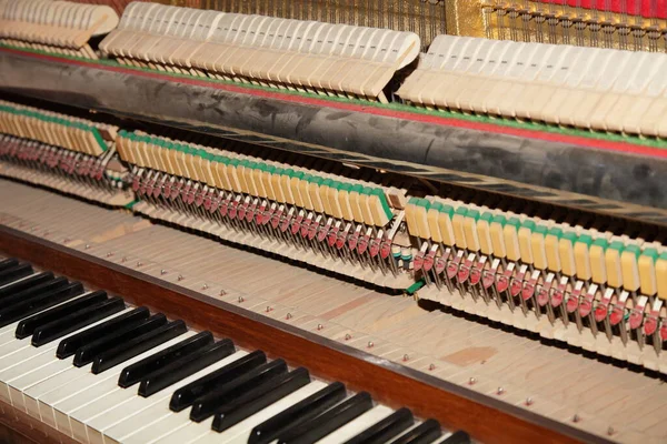 Δυτική Στυλ Χώρα Σαλούν Κλασικό Παλιό Πιάνο Πληκτρολόγιο Και Εσωτερική — Φωτογραφία Αρχείου