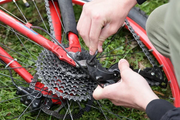 Használt Piros Kerékpár Lánc Fogaskerék Választó Sebesség Kazetta Kezét Csavarkulcs — Stock Fotó