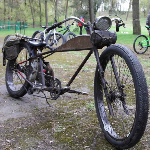 Fekete Egyéni Vintage Kerékpár Retro Hátizsákkal Légszivattyúval Kültéri Park Nyáron — Stock Fotó