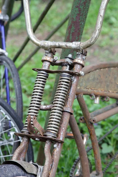 Custom Bicycle Front Suspension Springs Steering Green Grass Background Summer — Foto de Stock