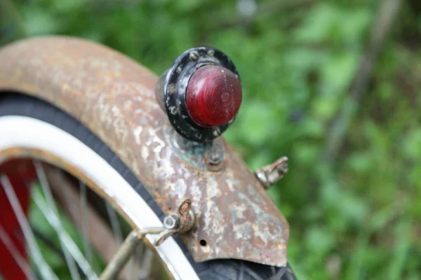 Régi Egyéni Kerékpár Piros Évjárat Hátsó Lámpa Rozsdás Sárvédőn Zöld — Stock Fotó