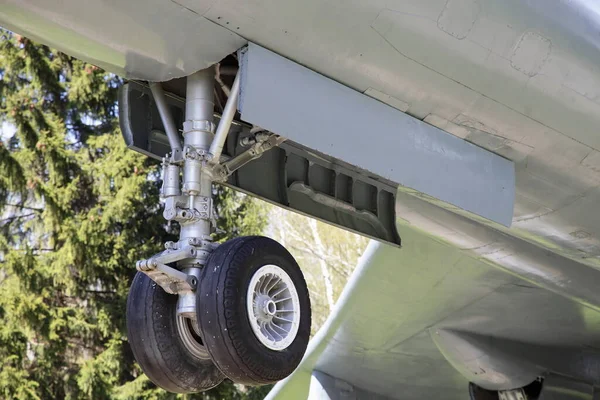 Přistávací Zařízení Předními Koly Sovětského Turbovrtulového Vojenského Letounu Zblízka Památník — Stock fotografie