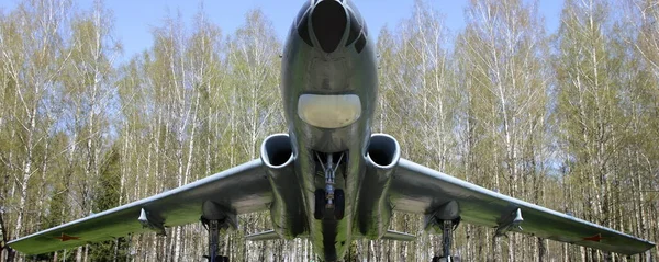 白樺林と澄んだ青空を背景に離陸するソ連のターボジェット軍用機 ロシアの長距離航空への歴史的記念碑 — ストック写真