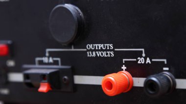 Elektriksel çevirici konnektörler 13.8 volt 20 A paneli yakın plan