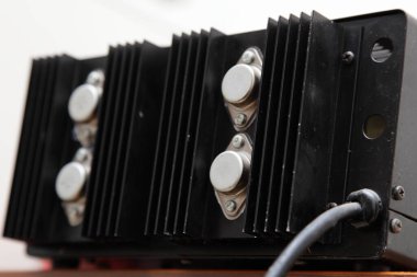 Güçlü diyotları, büyük soğutma yüzgeçleri ve kabloyla elektrik çeviricisinin arka paneli