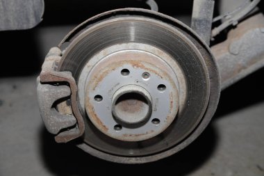 Araba fren sistemi tekerlek kısmı yakın çekim - fren balatalarıyla fren ayarlı havalandırılmamış fren diski