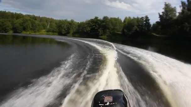 Speedboat Στρίψτε Στο Μικρό Νερό Του Ποταμού Κύκλο Μονοπάτι Keelwater — Αρχείο Βίντεο