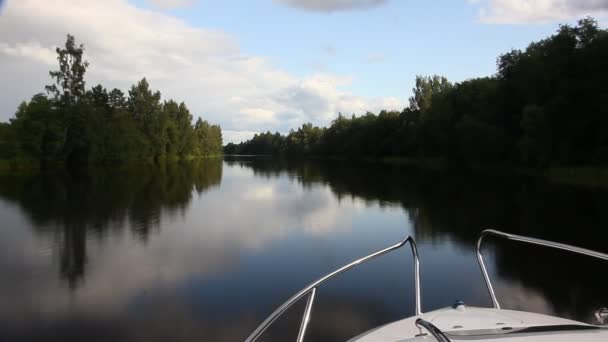 Красивый Вечерний Пейзаж Небольшой Русской Реки Видом Спокойную Воду Носовой — стоковое видео