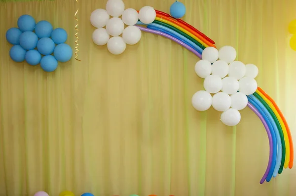 Palloncini Blu Bianchi Con Arcobaleno Uno Sfondo Tessuto Giallo Struttura — Foto Stock