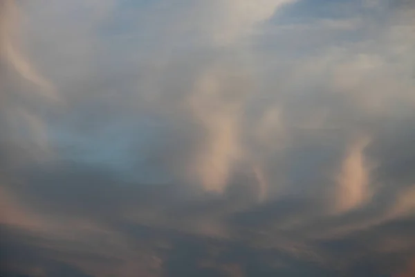 Schöne Cirrus Wolken Auf Dem Blauen Abendhimmel Hintergrund Textur — Stockfoto