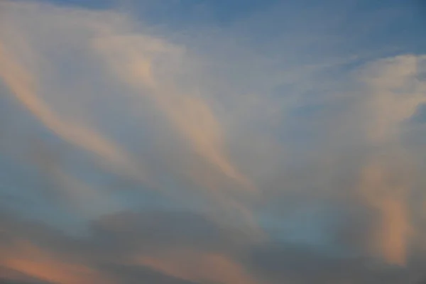 Schöne Cirrus Wolken Den Blauen Abendhimmel Hintergrund Textur — Stockfoto
