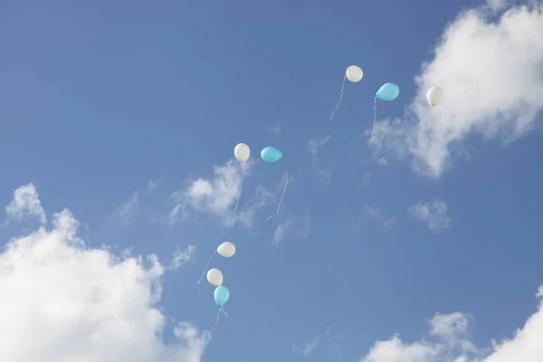 Sacco Palloncini Elio Che Volano Nel Cielo Blu Con Nuvole — Foto Stock