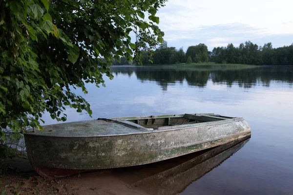Заброшенный Старый Русский Сплав Рыбацкая Лодка Спокойной Воде Берега Деревом — стоковое фото