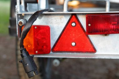 Tekne römorku sökülebilir stop lambası tampon paneli parçası dolgu kablosu ile yakın plan