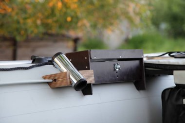 Balıkçı oltası tutacağı ve taşınabilir. Şişme teknenin tüpünde. Modern balıkçı tekneleri akort ekipmanları.