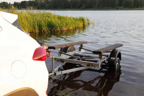 Olastad Tom Båt Släpvagn Sandig Väg Floden Vatten Och Vit — Stockfoto