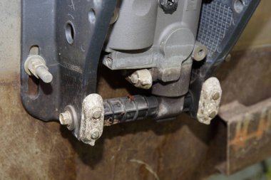 Dış motorda oksitlenmiş antikor klempi bir motorun trabzanı, alt uni süslemesi ve tuzlu suda aşınmaya karşı eğimli silindir koruması.