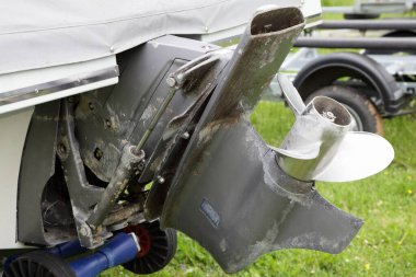 Eski motorlu tekne Transom kıç sürücüsü üç bıçaksız çelik pervaneli ve oksitlenmiş güç dengeleyici ve tuzlu suda kullanıldıktan sonra eğimli silindir, motorlu tekne farklı kontrol servisi