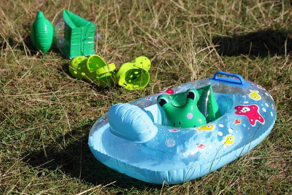 Kinderaufblasbares Spielzeug Schwimmkreis Und Armbinden Auf Dem Gras Sicherheit Der — Stockfoto