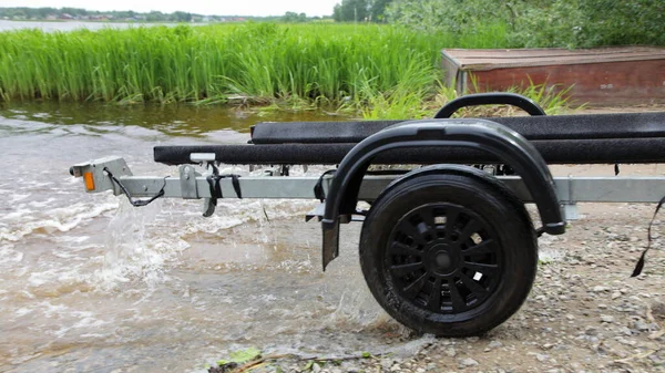 Ein Nasser Leerer Bootsanhänger Zieht Aus Dem Wasser Und Lässt — Stockfoto