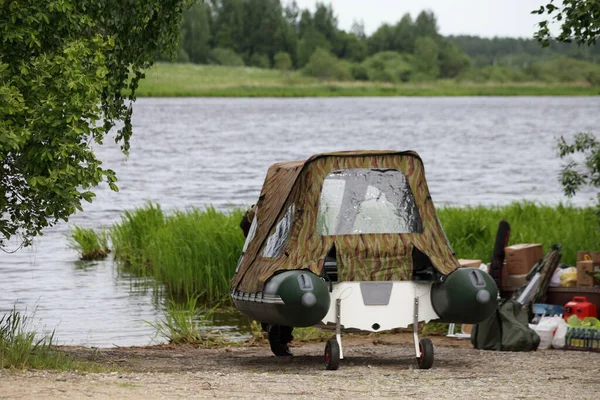 Markýza Rib Tuhé Nafukovací Motorový Člun Příčných Kolech Písečném Pobřeží — Stock fotografie