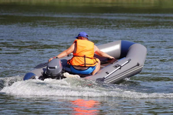 Man Orange Flytväst Gör Sväng Uppblåsbar Motorbåt Med Liten Utombordsmotor — Stockfoto