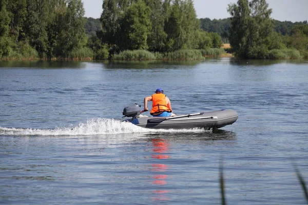 Hombre Chaleco Salvavidas Naranja Flotando Rápidamente Bote Motor Inflable Con —  Fotos de Stock