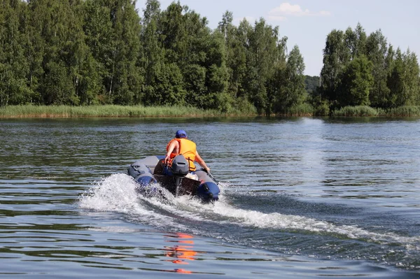 Отъезд Надувной Моторной Лодки Лодочным Мотором Человеком Оранжевой Спасательной Рубашке — стоковое фото