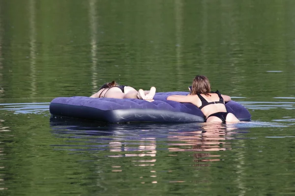 Dos Chicas Europeas Con Teléfono Inteligente Nada Colchón Inflable Aire —  Fotos de Stock