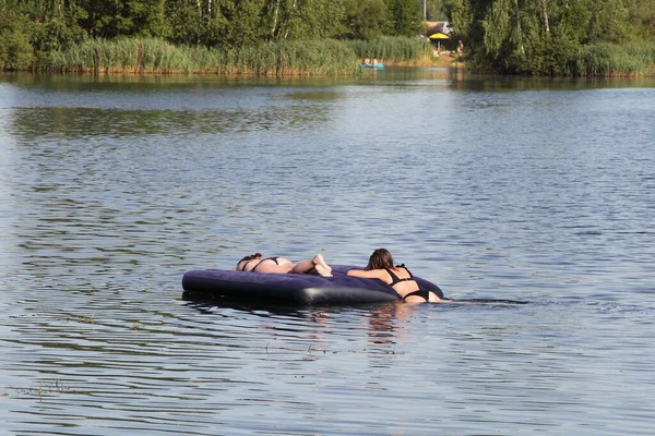 Dwie Rosyjskie Dziewczyny Pływają Dmuchanym Materacu Rzece Bezpieczeństwo Wakacji Wodzie — Zdjęcie stockowe