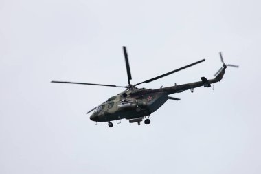 Kızıl yıldızlı, gri gökyüzünde uçan eski Rus askeri helikopterini kamufle edin.