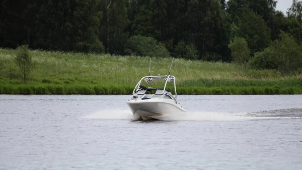 Barco Motor Blanco Con Targa Flotar Rápido Aguas Tranquilas Del — Foto de Stock